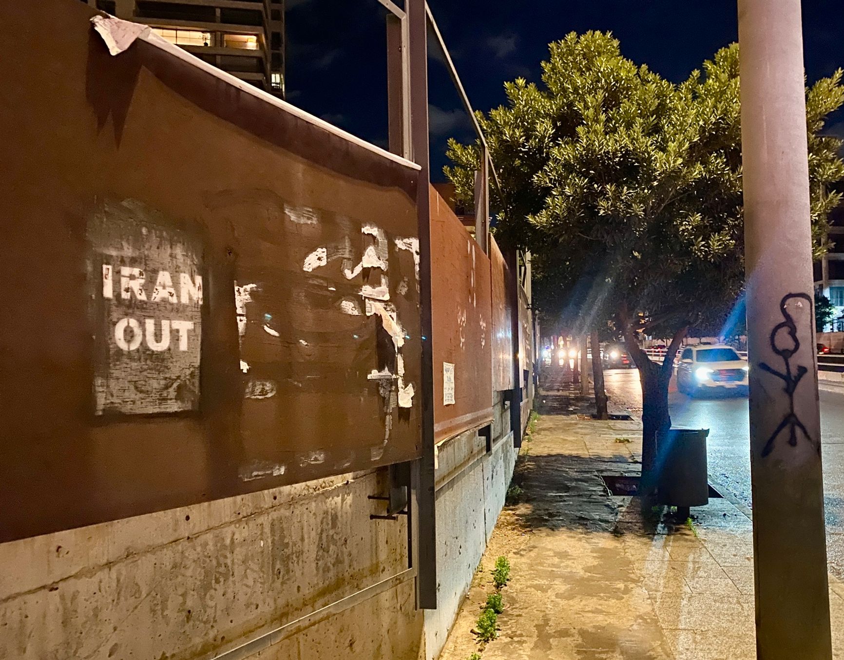 В Бейруте много антивоенных граффити и плакатов. Есть и политические, например «Свободу Сирии», «Свободу женщинам», «Иран, пошел вон»