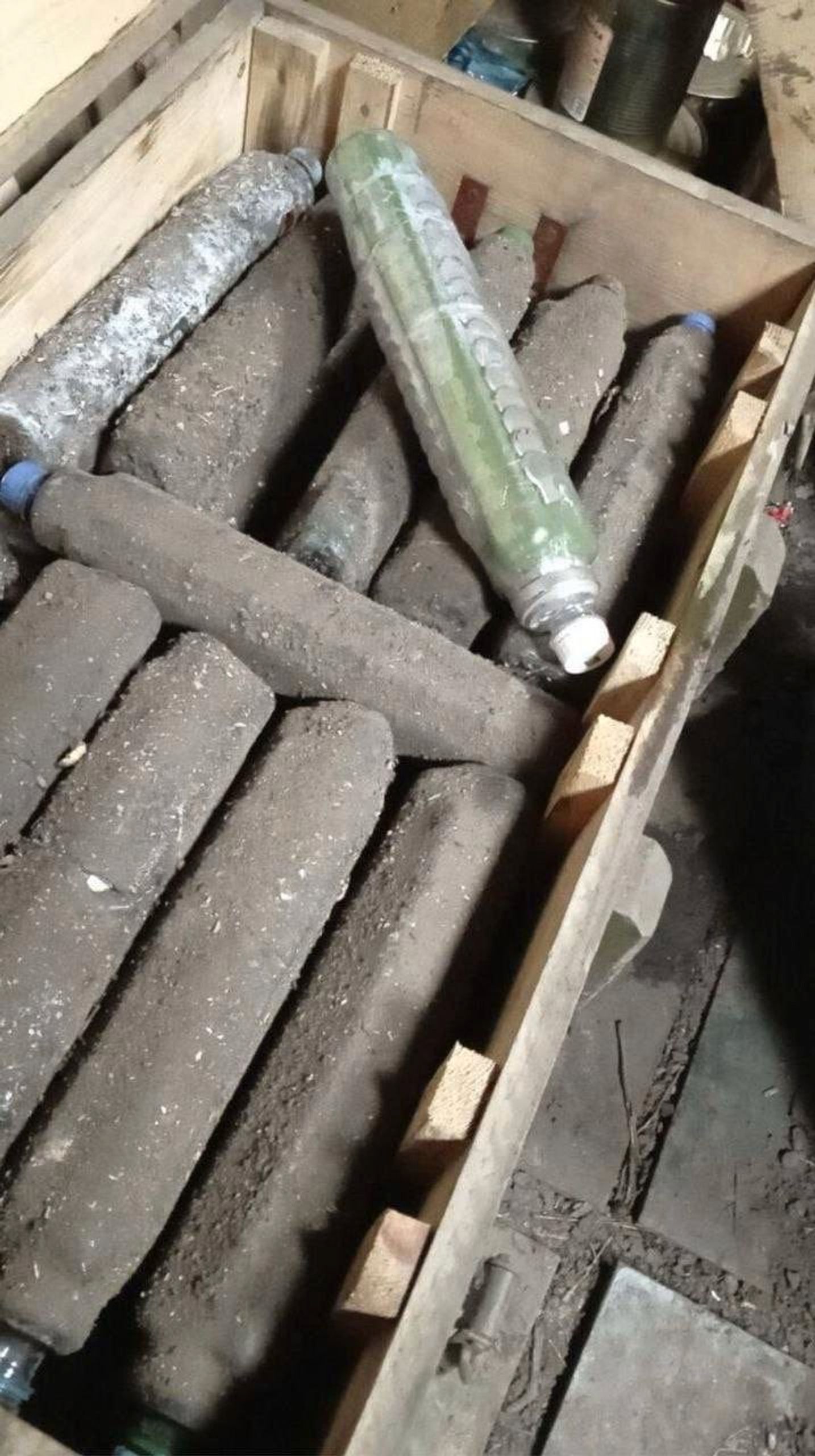 Замаскированные под выброшенные пластиковые бутылки мины