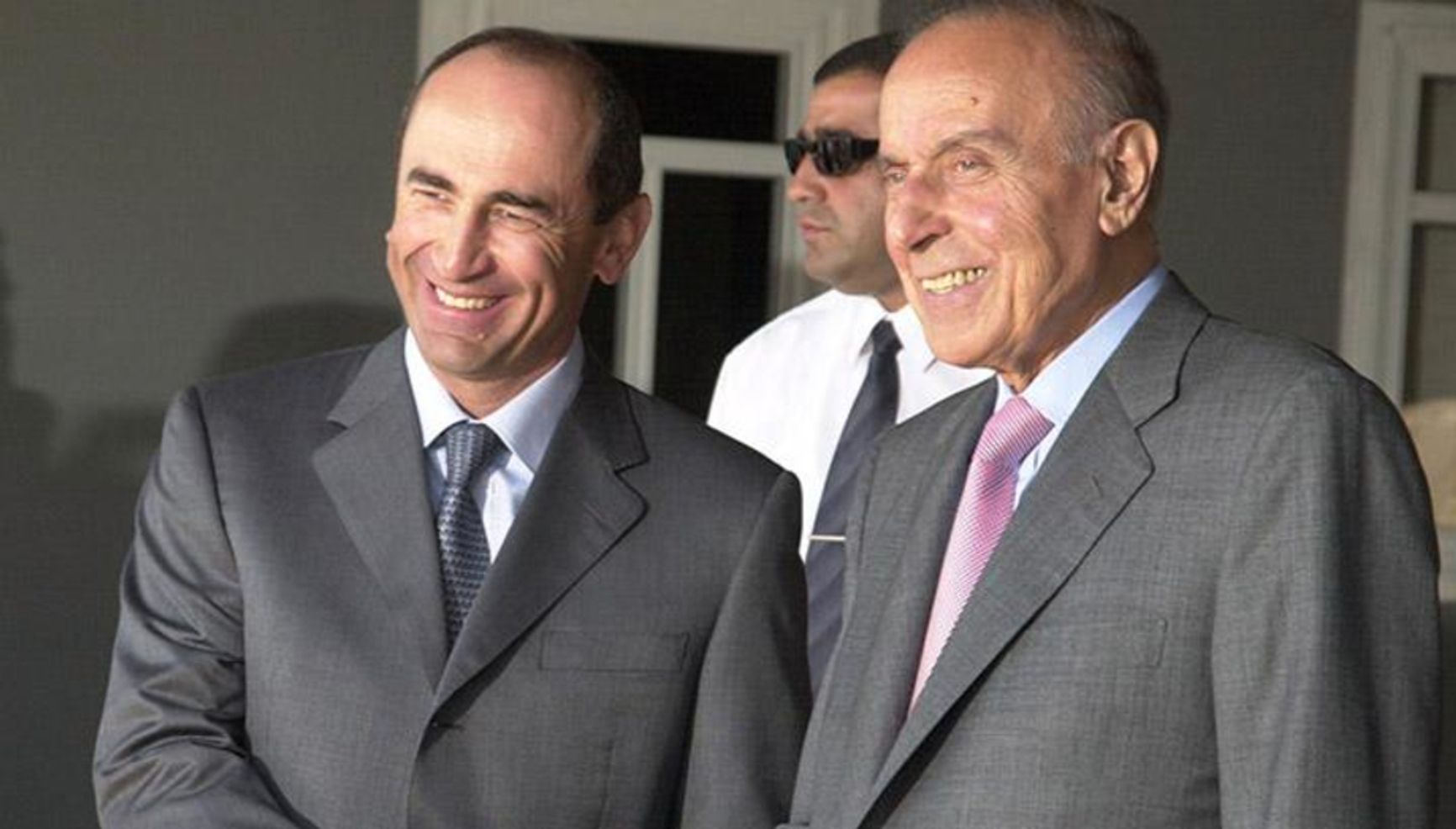 Президенты Армении и Азербайджана Роберт Кочарян и Гейдар Алиев на встрече в 1999 году