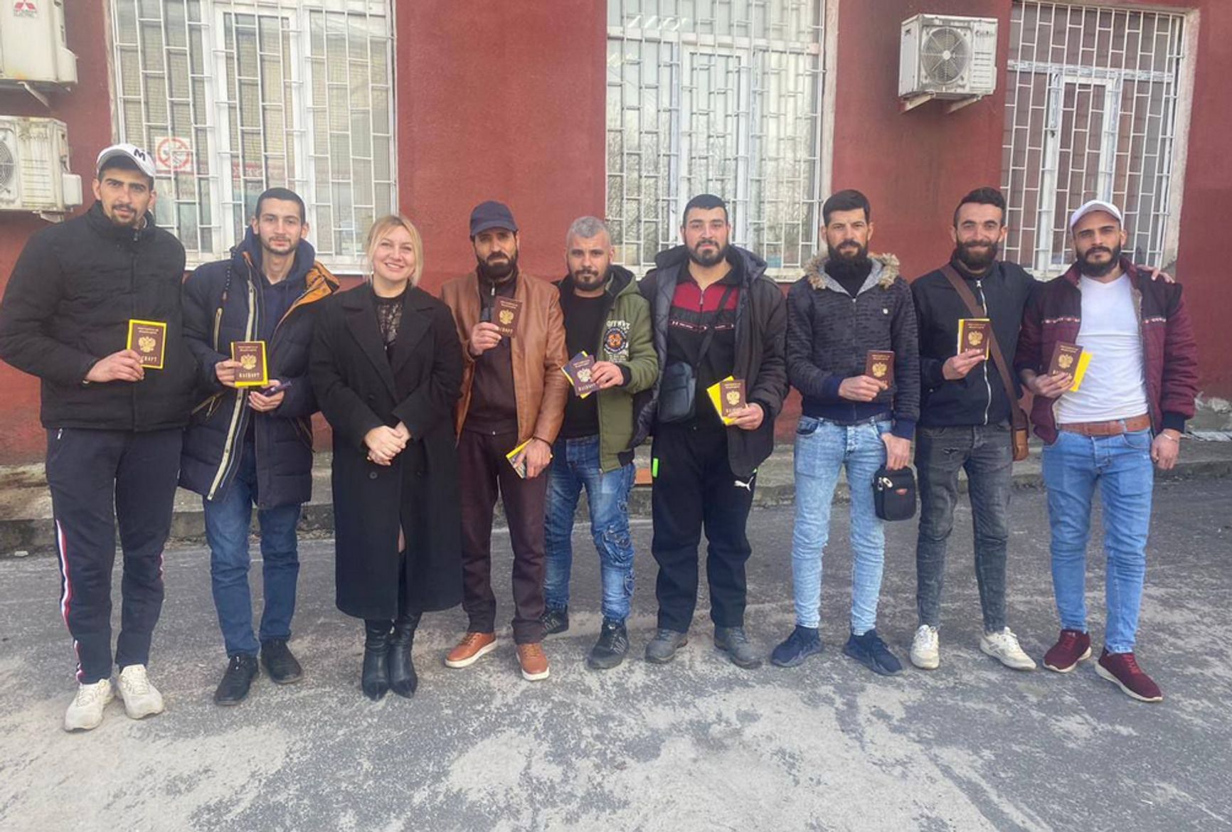 Вахид Мурсала Аль-Шибли получает российские документы (третий справа)