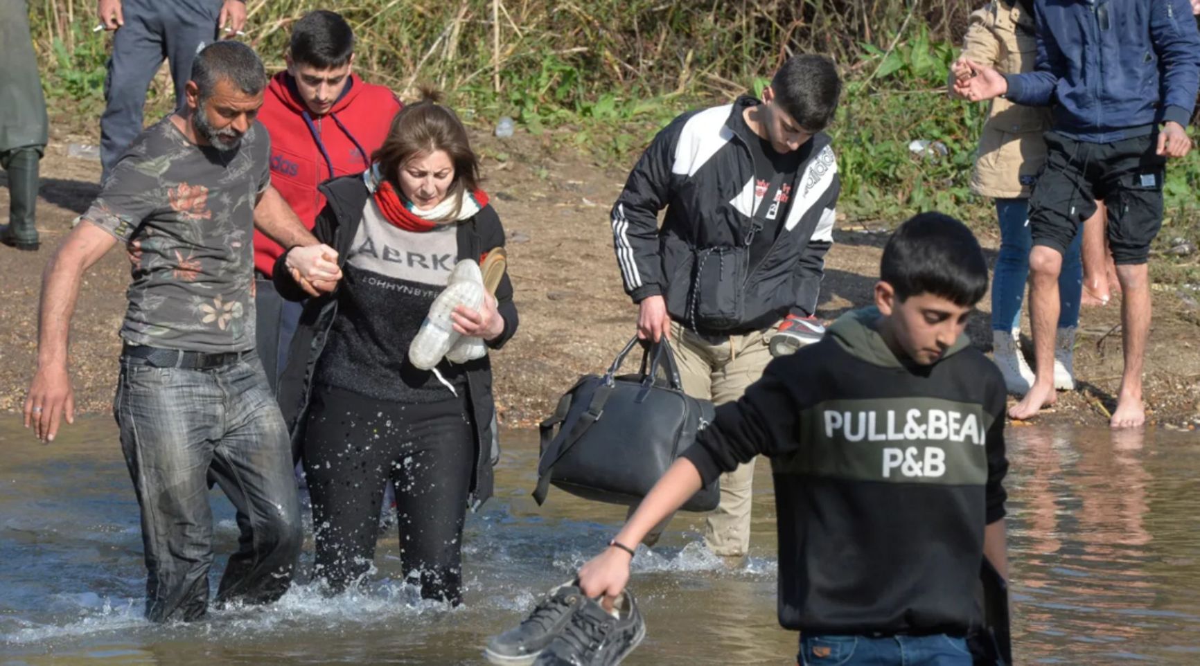 Alawite Syrians flee toward Lebanon from Latakia.