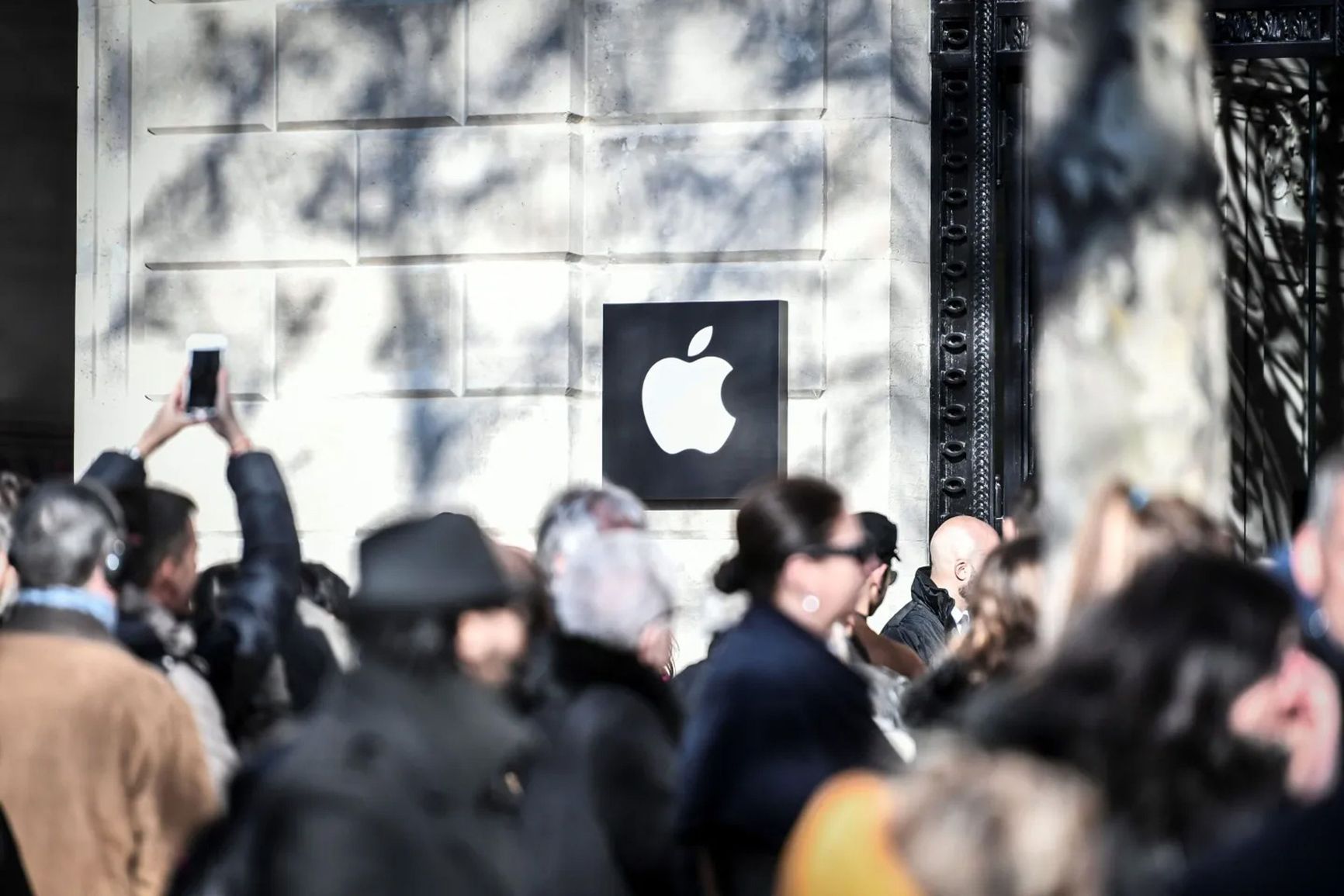 Queue outside the Apple Store Champs-Élysées, Paris, 2023