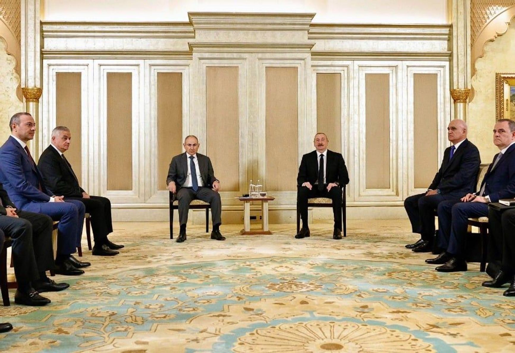 Aliyev and Pashinyan at the talks in Abu Dhabi.