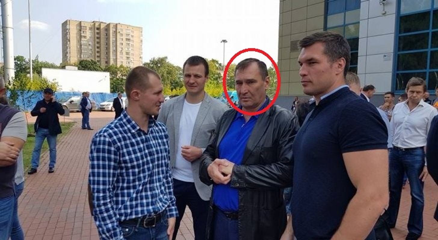 Анатолий Петров (третий слева)