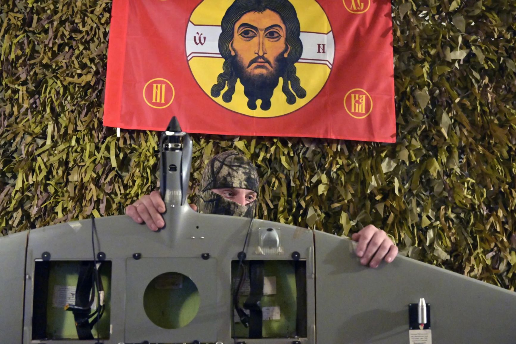 Военнослужащий 25-й общевойсковой армии ВС РФ на лиманском направлении с дроном Supercam S350. 2 февраля 2025 года