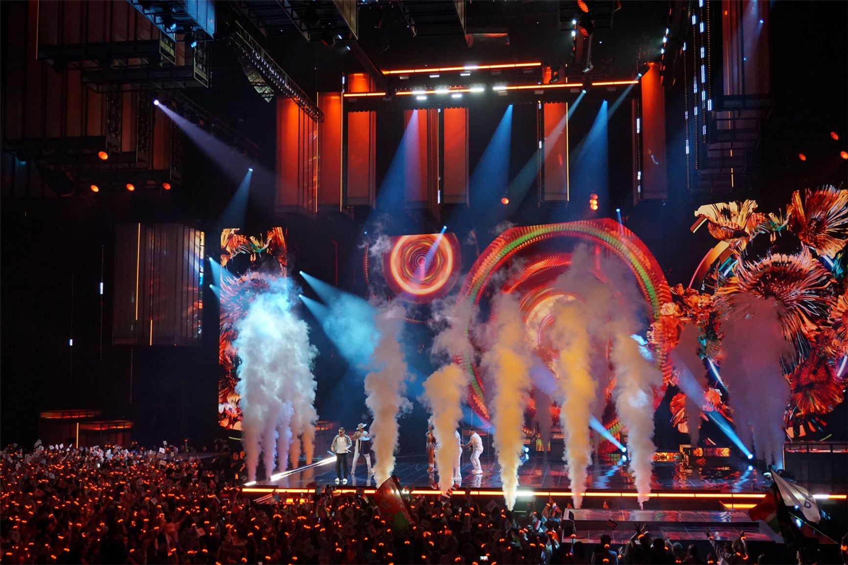 Весь визуал сводился либо к вспышкам живого огня и фейерверкам, либо к графике, нарисованной нейросетями