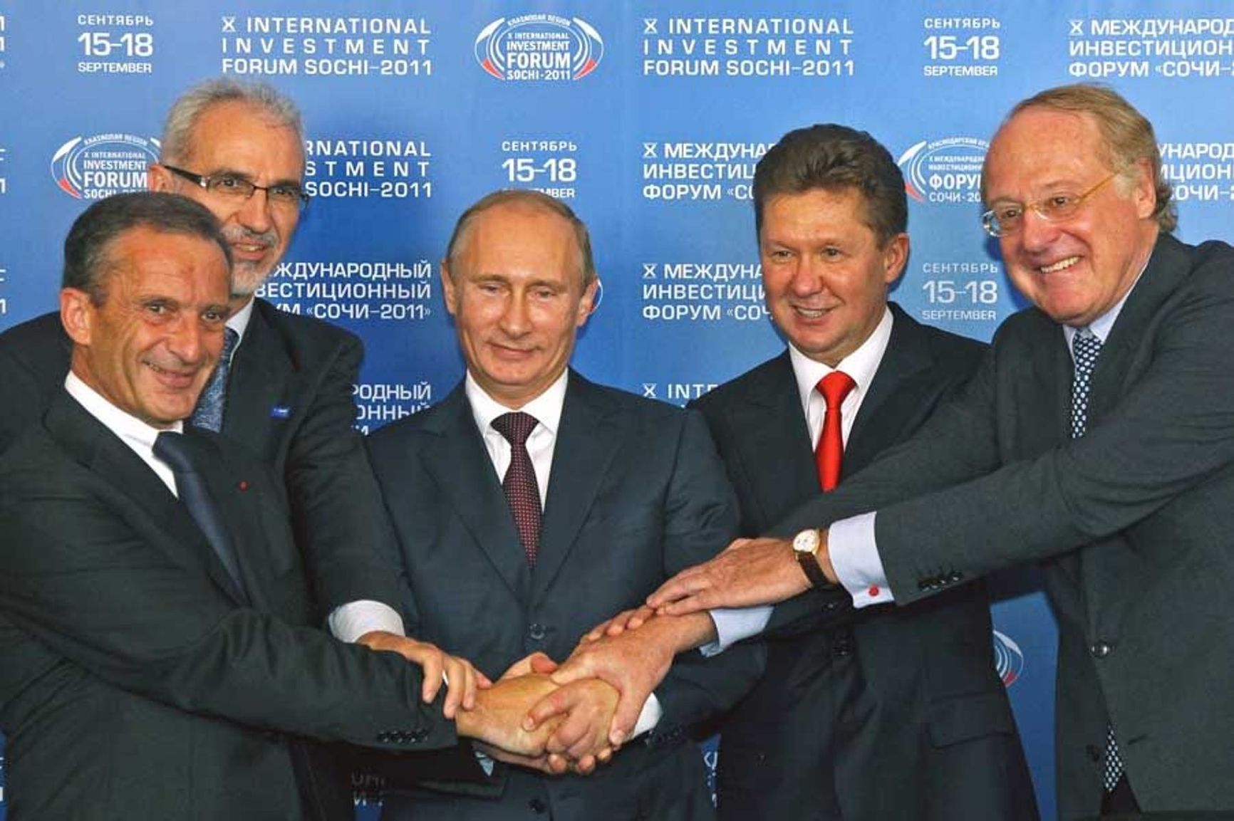 Henri Proglio (far left) and Vladimir Putin at the signing of the South Stream agreement in Sochi in 2012