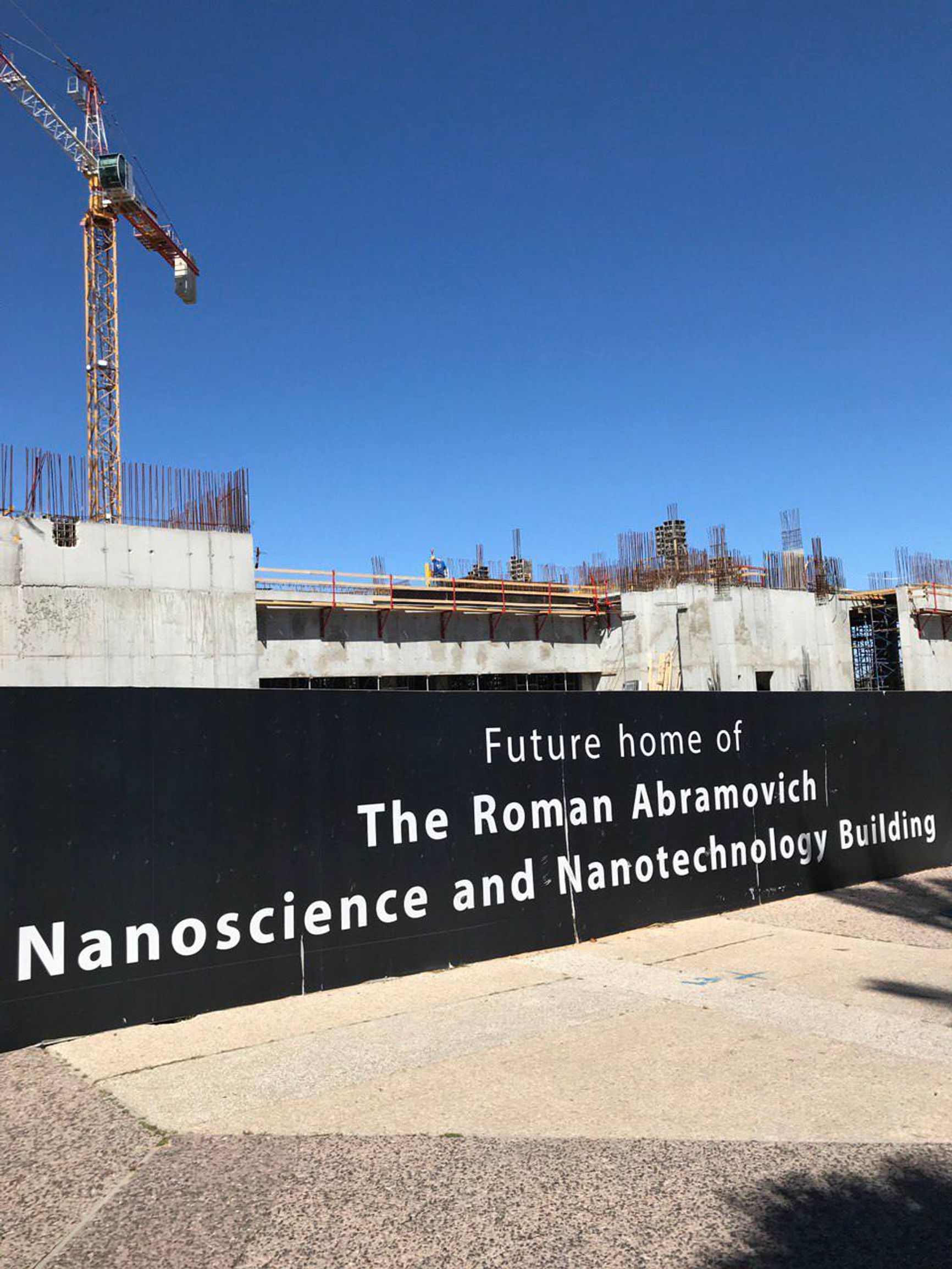 Уже во время войны такой баннер висел на стройке в кампусе университета Тель-Авива