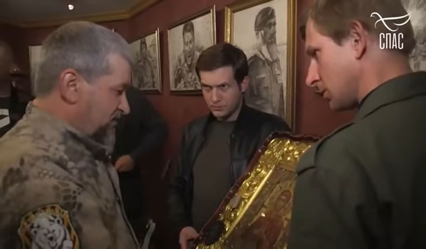 Boris Korchevnikov with the icon (center)